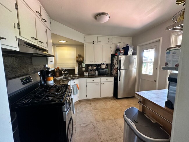 Building Photo - 3BD/1BA HUGE BACKYARD in Point Loma!