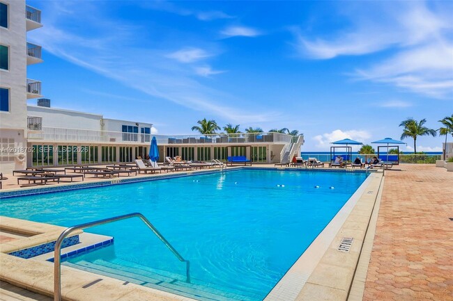 Building Photo - 5401 Collins Ave