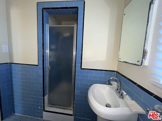 Building Photo - 1306 1/2 S Mansfield Ave