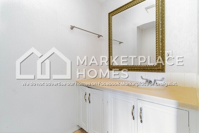 Building Photo - 312 Maple St