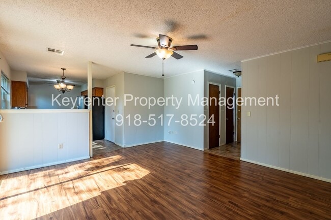 Building Photo - Stunning 3 Bed 1 Bath in amazing area