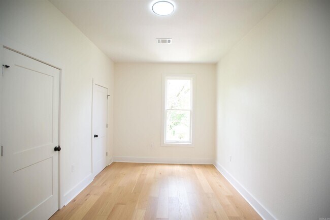 Building Photo - 1704 S Park St