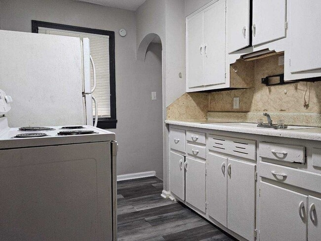 Building Photo - 1 bed 1 bath duplex