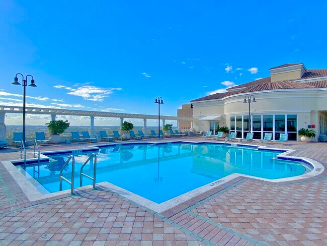 Building Photo - 511 SE 5 Ave