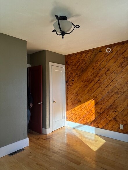 Building Photo - 320 S Rogers St