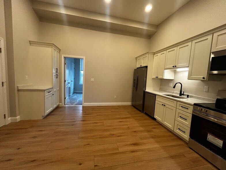 Building Photo - 246 Front St