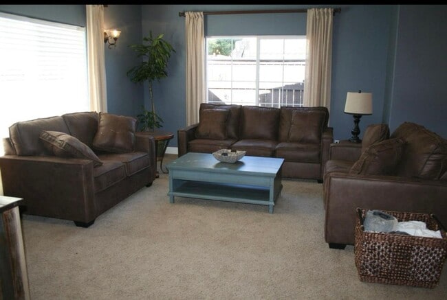 Building Photo - Beautiful 4 Bedroom 3 Bathroom House Atascadero