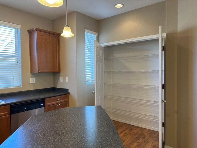 Building Photo - Large 2 Bedroom Sterling Ridge Town Home with 2 car garage