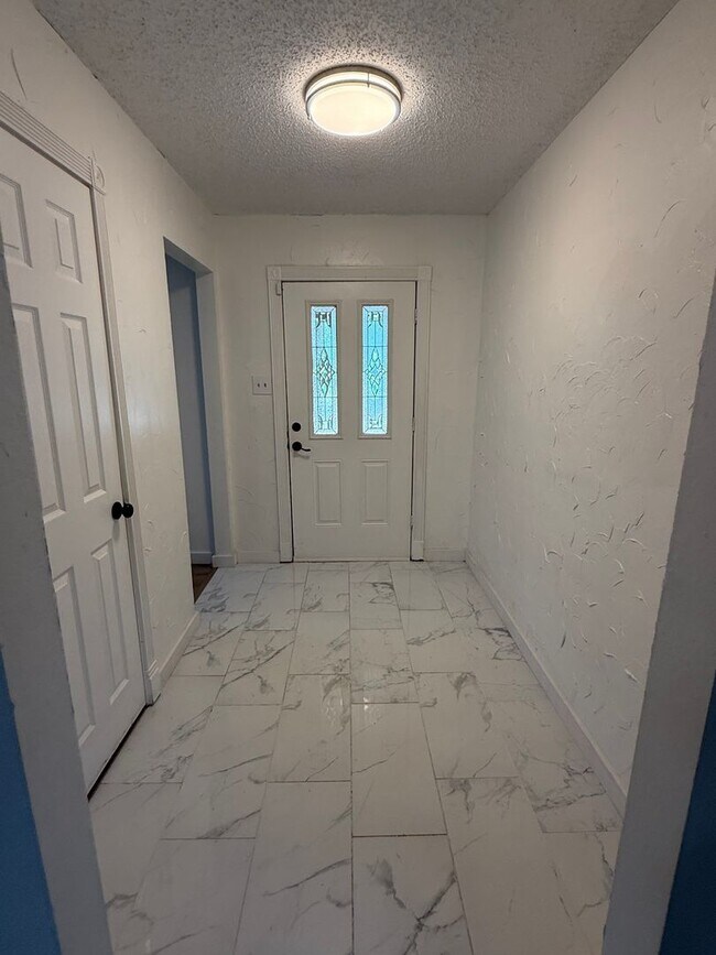 Building Photo - BEAUTIFUL 4 Bedroom 2 Bath  home with spacious backyard AVAILABLE NOW!