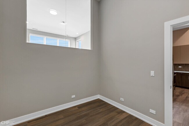 Building Photo - 2443 N Western Ave