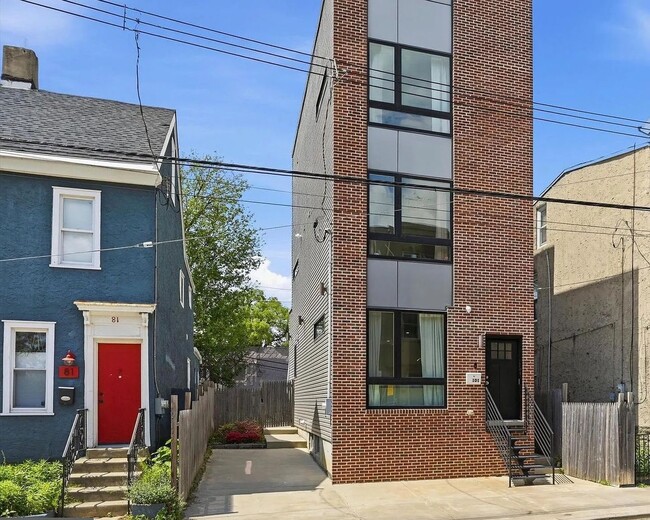 Building Photo - Detached Luxury 4BR/3B Retreat with Skyline Rooftop Deck, Wet Bars, Driveway & Massive Yard