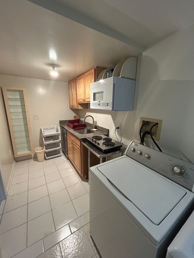 Building Photo - Fully furnished 1 + 1 basement unit / sep ...