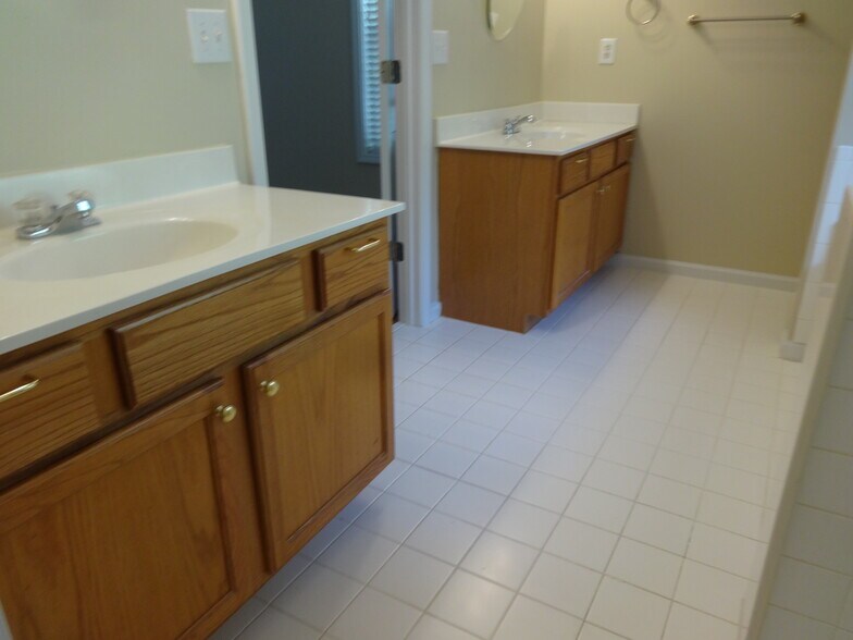 Building Photo - 834 Glen Abbey Dr