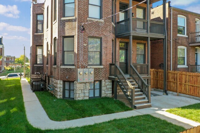 Building Photo - Perfect for BJC Residents/Frequenters