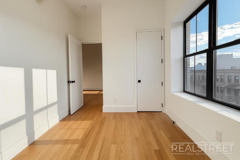 Building Photo - Spacious Renovated 2-Bedroom Apartment with Modern Comforts