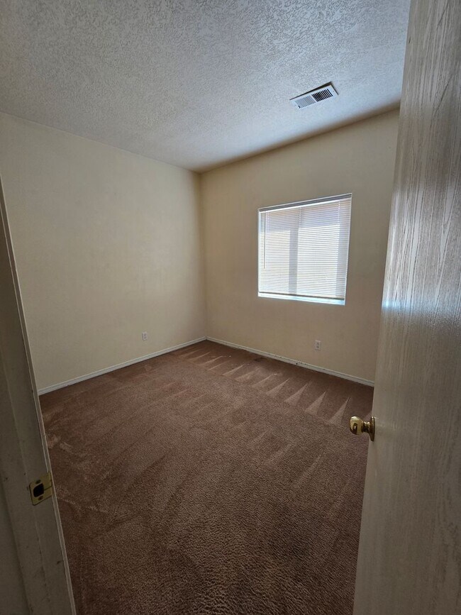 Building Photo - 4 bedroom 2 bath home with Refrigerated Air.