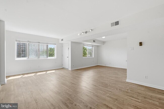 Building Photo - 5340 Holmes Run Pkwy