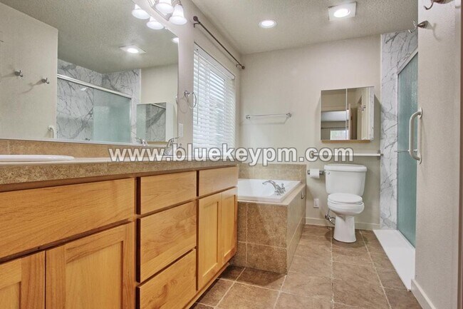 Building Photo - 3 Bed, 2 Bath : A GREAT Multi-Generational Home