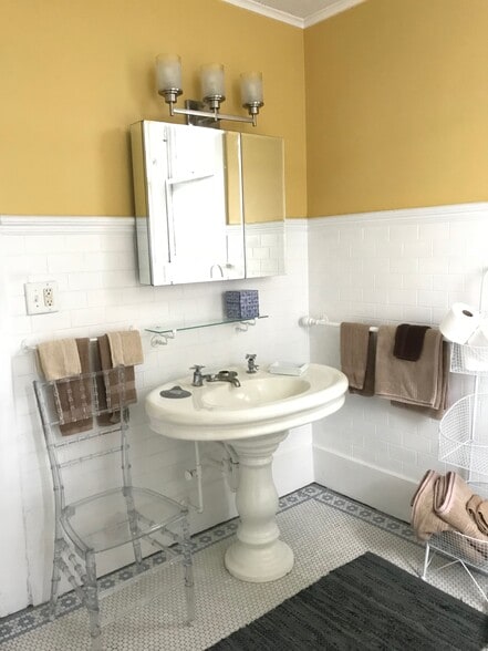 kitchen - 717 W Huron St