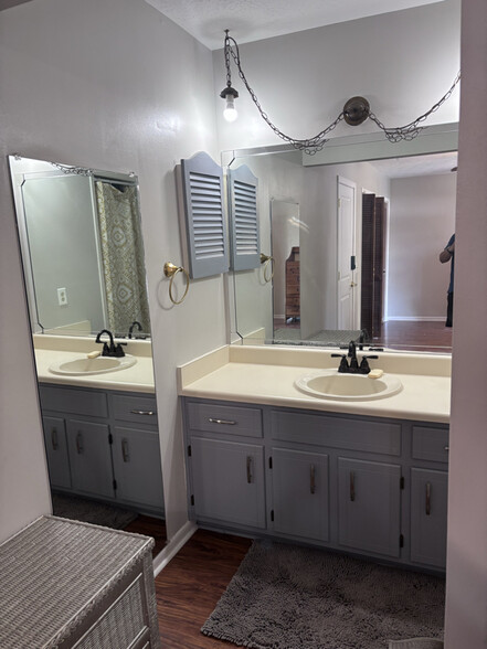 Building Photo - 1209 Capri Dr