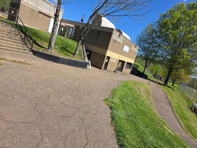 Building Photo - Spacious Town Home in Brighton Heights!