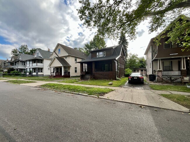 Building Photo - Three bedroom one bathroom home for rent