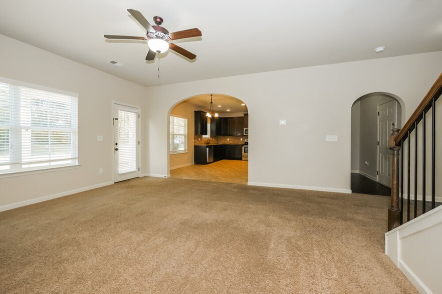 Building Photo - 917 Piedmont Dr