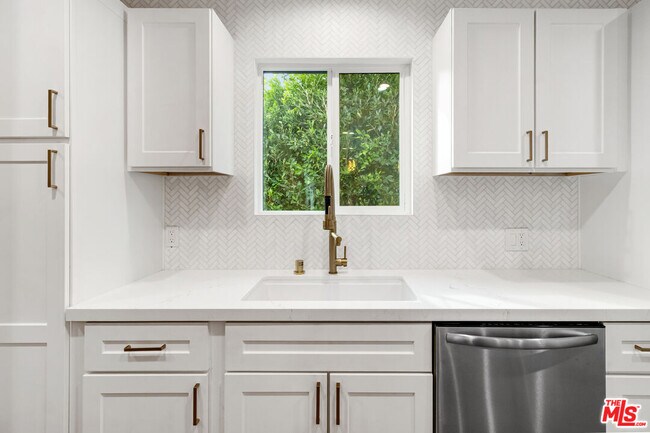 Building Photo - 15836 Chatsworth St