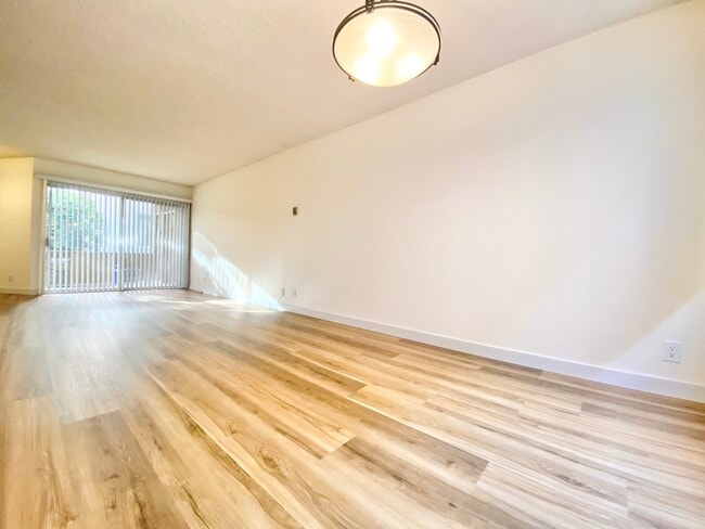 Building Photo - 11924 Montana Ave Los Angeles, CA 90049