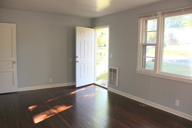 Building Photo - Donelson - Updated 2 bedroom 1 bath - tons of parking & storage!