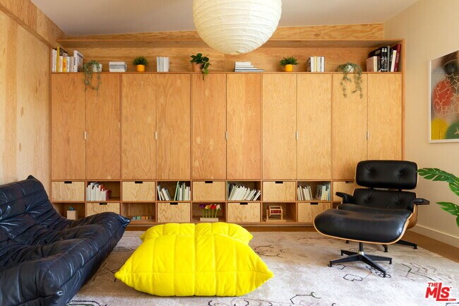 Building Photo - 13025 Addison St