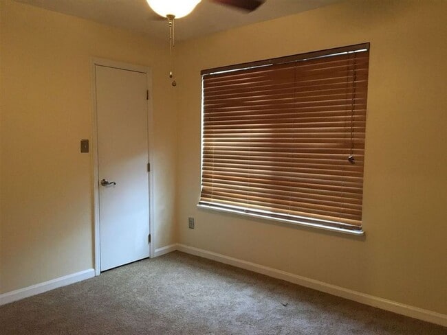 Building Photo - 2 Bedroom Apartment Walking Distance to FSU