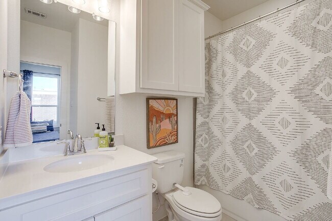 Building Photo - New Modern Townhome Just Steps Off TCU Cam...