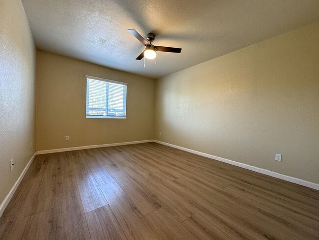 Building Photo - MELROSE DISTRICT CONDO WITH HUGE MOVE-IN SPECIAL – HALF OFF FIRST & SECOND MONTH’S RENT!