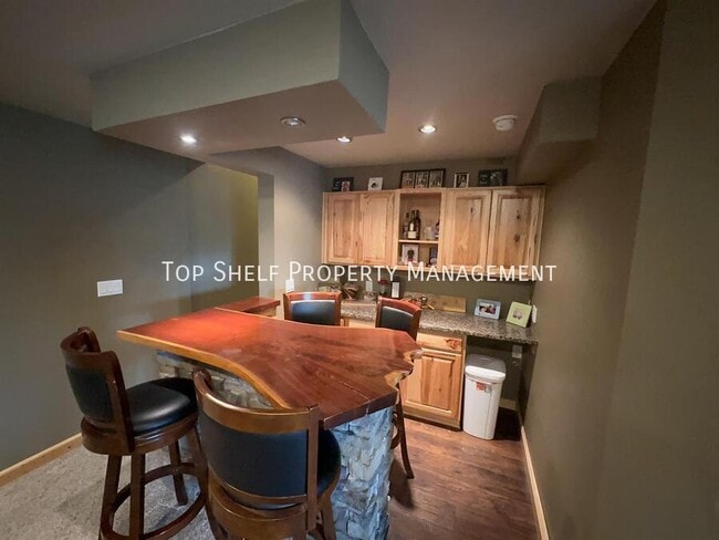 Building Photo - 332 NW Driftwood Dr