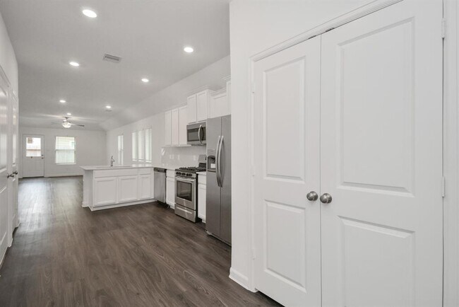 Building Photo - 15859 Kinlough Dr