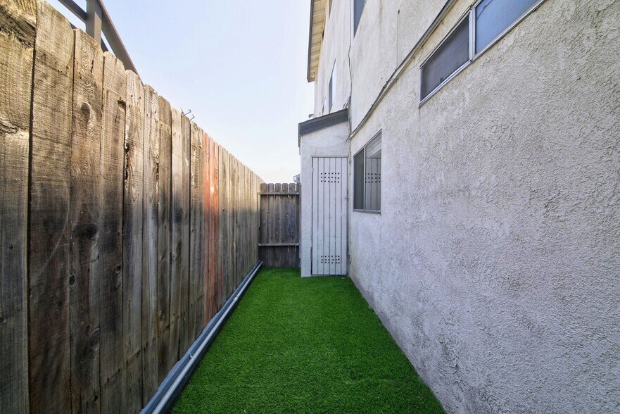 Building Photo - 921 Alamitos Ave