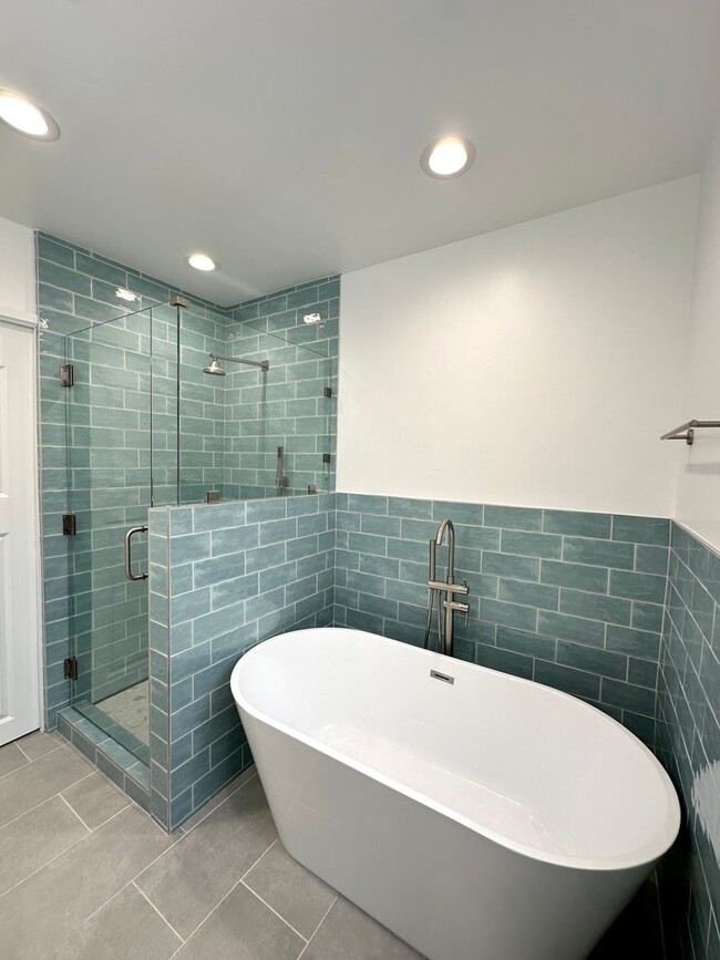 Building Photo - Fully Remodeled 2 Bedroom Home with Large ...