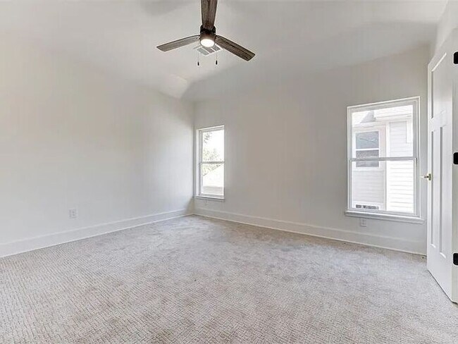 Building Photo - 213 NE 14th St