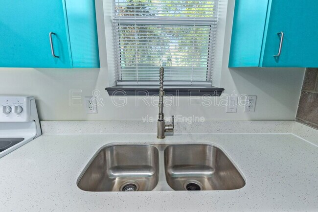 Building Photo - 129 N 11th Ave