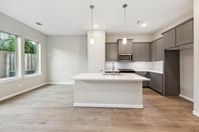 Building Photo - 806 Dawn Meadows Dr