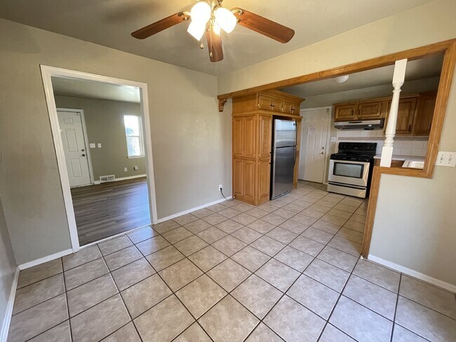 Building Photo - 3 Bed, 1 Bath Home with Large Corner Lot