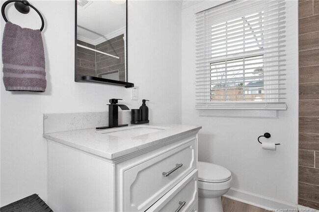 Building Photo - 506 Cross St