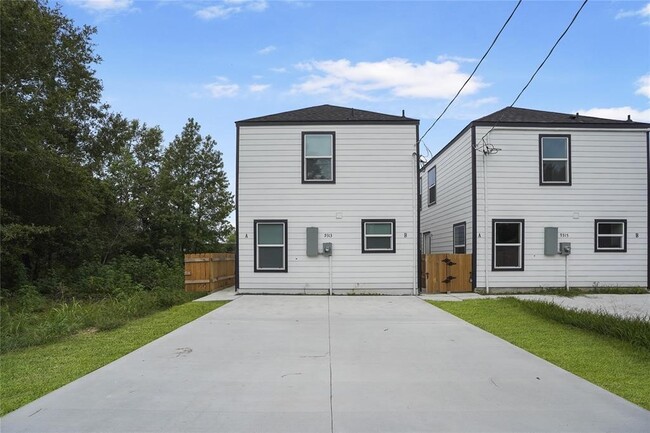 Building Photo - 9313 Hillis St