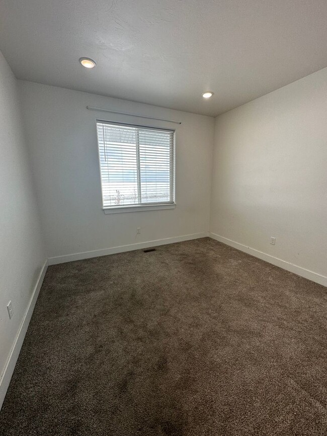 Building Photo - $500 OFF FIRST MONTHS RENT IF A LEASE IS S...