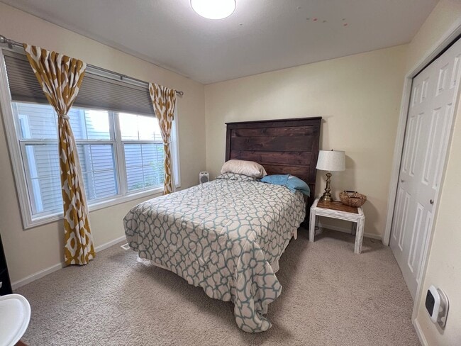 Building Photo - Spacious 3 bedroom Condo In Comstock Park