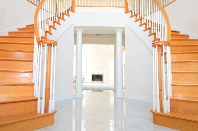 Building Photo - 4 Summit Way