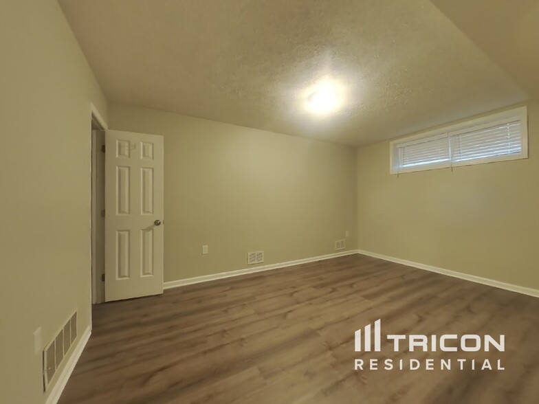 Building Photo - 1350 Redwood Cir