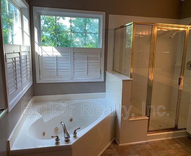 Building Photo - 2312 Colony Woods Dr