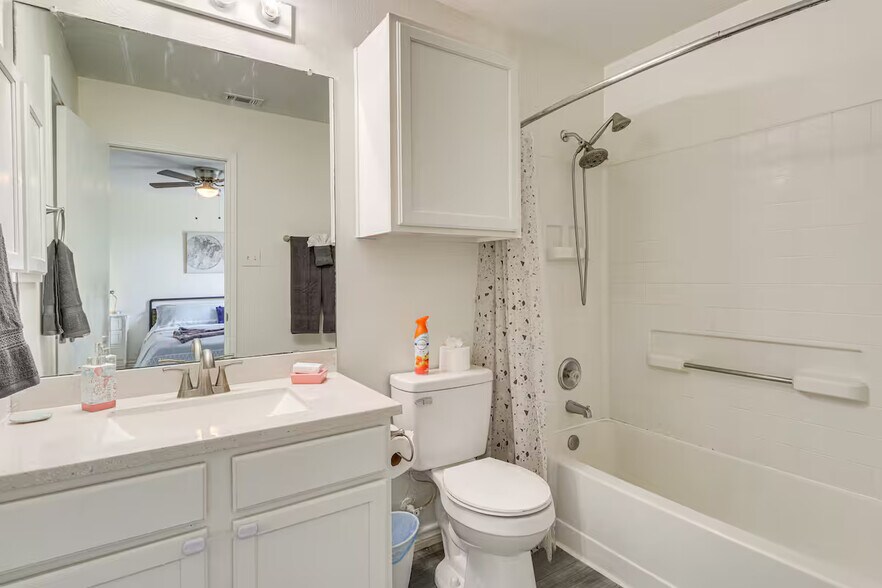 Building Photo - Room in House on Hungry Horse Dr